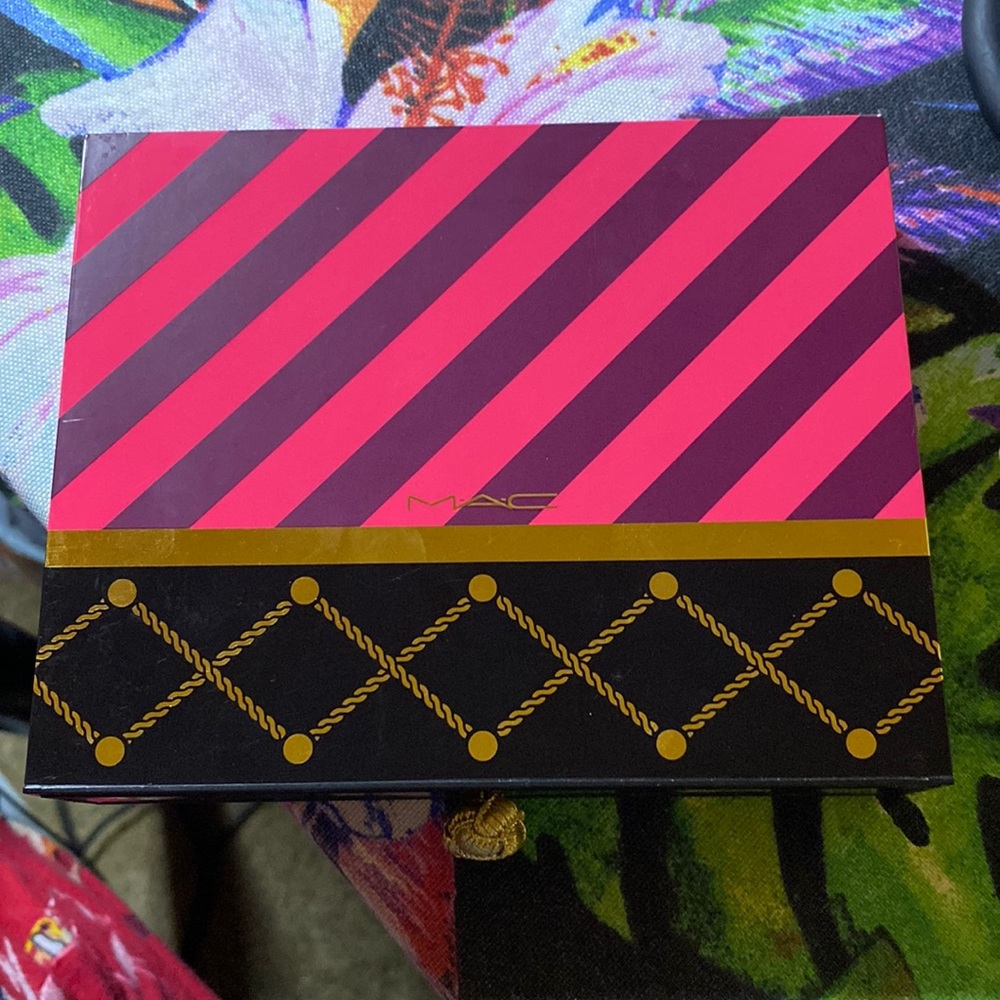 Mac Nutcracker sweet red gloss kit